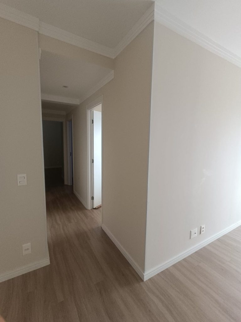 Excelente apartamento para locação em frente à Estação Oratório – São Paulo** Apartamento amplo, com **110m² de área construída**, distribuídos em **3 dormitórios**, sendo **1 suíte**. A planta oferece ótima funcionalidade, com **área de serviço independente da cozinha** e **aquecimento a gás**, garantindo água quente em todas as torneiras. O imóvel conta com uma **ampla sacada envidraçada**, com **vista para o monotrilho** e **sol da tarde**, equipada com **churrasqueira** e espaço suficiente para acomodar uma mesa de churrasco, ideal para receber amigos e familiares. A cozinha possui **gabinete, bancada e armário superior**, proporcionando praticidade no dia a dia. O condomínio estilo clube oferece infraestrutura completa, incluindo: - Pé-direito alto e amplos espaços de circulação - Piscinas aquecida e fria - Espaço cowork - Academia - Brinquedoteca - Mini mercado - Pet place - Portaria 24 horas **Valores:** - **Locação:** R$ 4.200,00 - **Condomínio:** R$ 1.200,00 - **IPTU:** R$ 274,00 (mensal) Agende sua visita e conheça de perto este excelente imóvel. ---