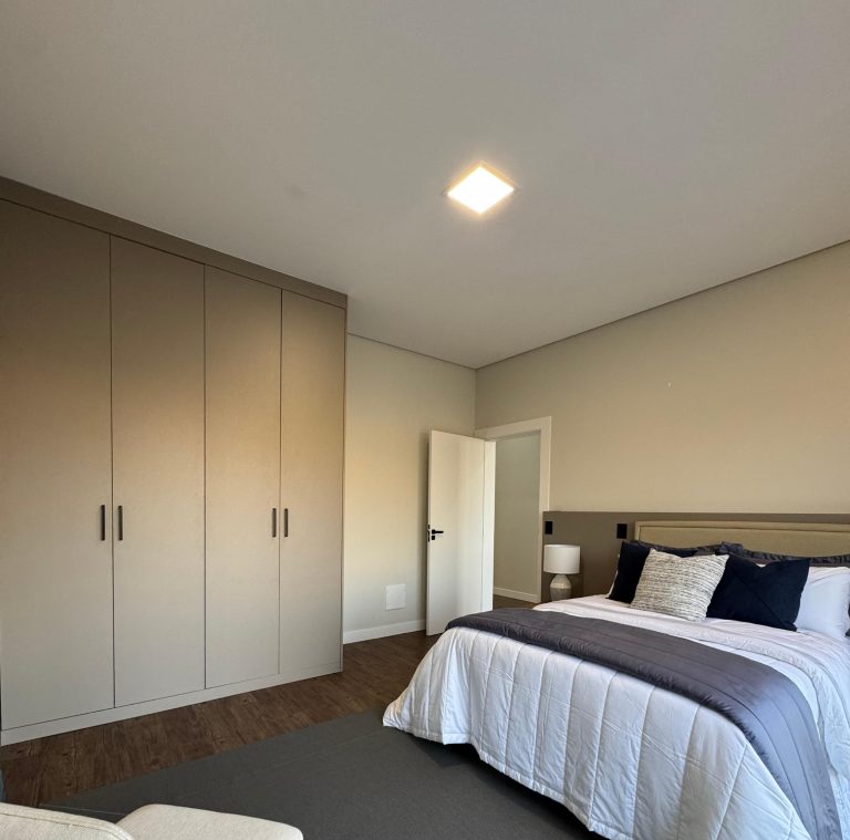 aae54325-8d7a-4937-a169-f052de3b4c5e