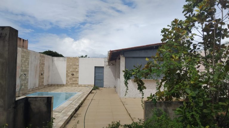 area-piscina-com-area-coberta